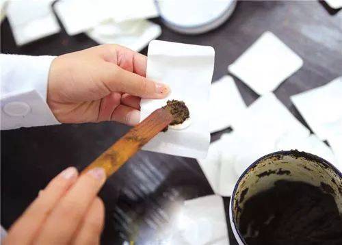 正規(guī)手工膏藥加工廠家，品質(zhì)保證，定制屬于您的品牌！